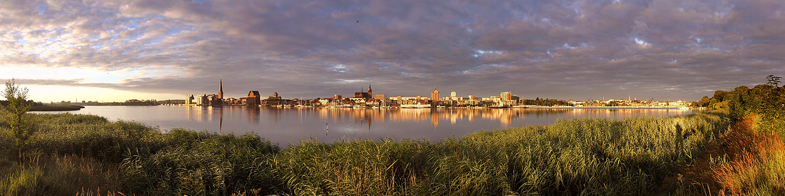 Panorama: Rostock Silhouette im Morgenlicht - Motivnummer: hro-alt-01